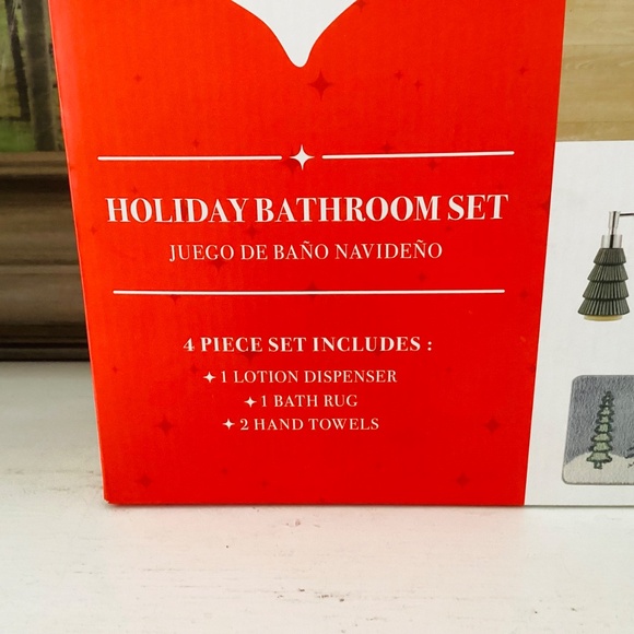 Merry Moments Holiday Bathroom Set 4pc Rug Towels Lotion Dispenser Christmas Dec - Picture 11 of 14